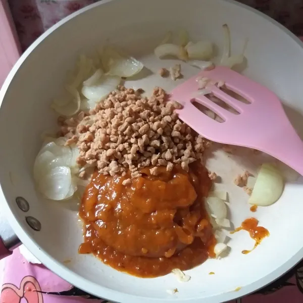 Tuangkan saus dan daging cincang analog, beri sedikit air, dan aduk rata.