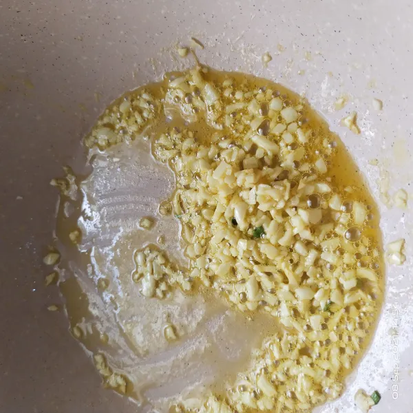 Panaskan margarin, tumis bawang putih hingga wangi. Masukkan semua bahan saus ( kecuali larutan tepung maizena).