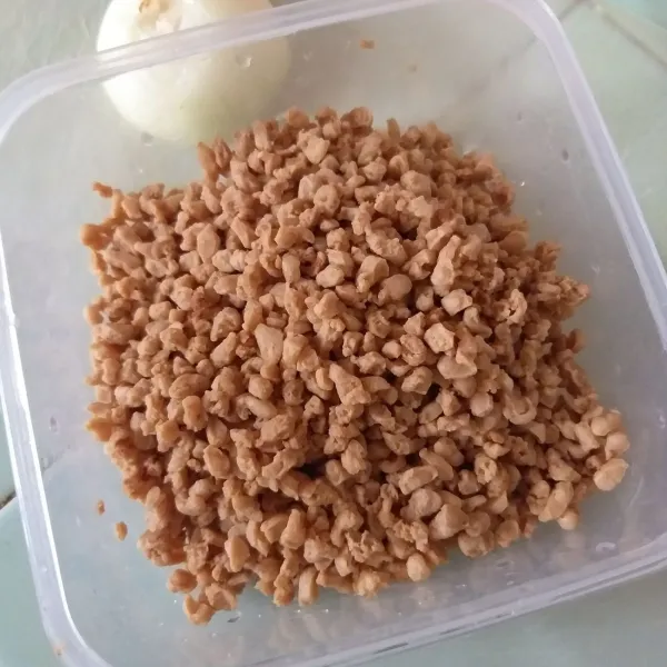 Siapkan daging cincang analog (biasanya dijual dalam kondisi dikeringkan), rendam hingga mengembang kemudian bilas sebanyak dua kali, tiriskan.