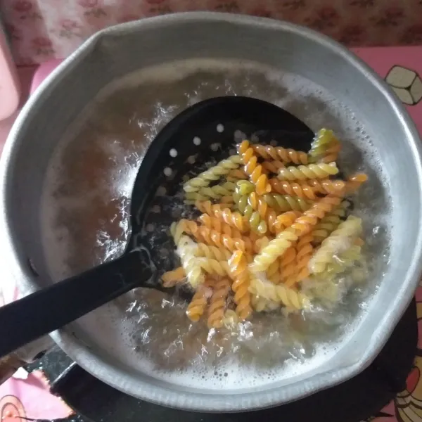 rebus pasta veggeroni hingga matang, tiriskan.