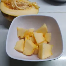 Cuci bersih blewah, iris secukupnya. Kupas kulit kemudian potong-potong.