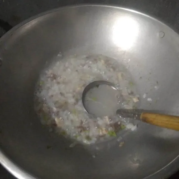 Aduk-aduk hingga nasi lembek. Masukkan tempe dan brokoli. Tambahkan sedikit garam.
