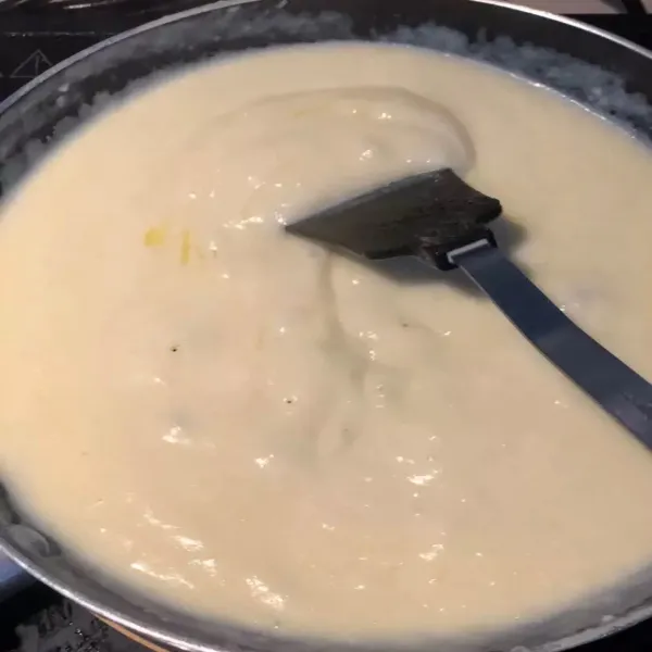 Saus Bechamel : panaskan butter di wajan anti lengket, masukkan tepung terigu, lalu matikan api dan aduk-aduk hingga tercampur rata.