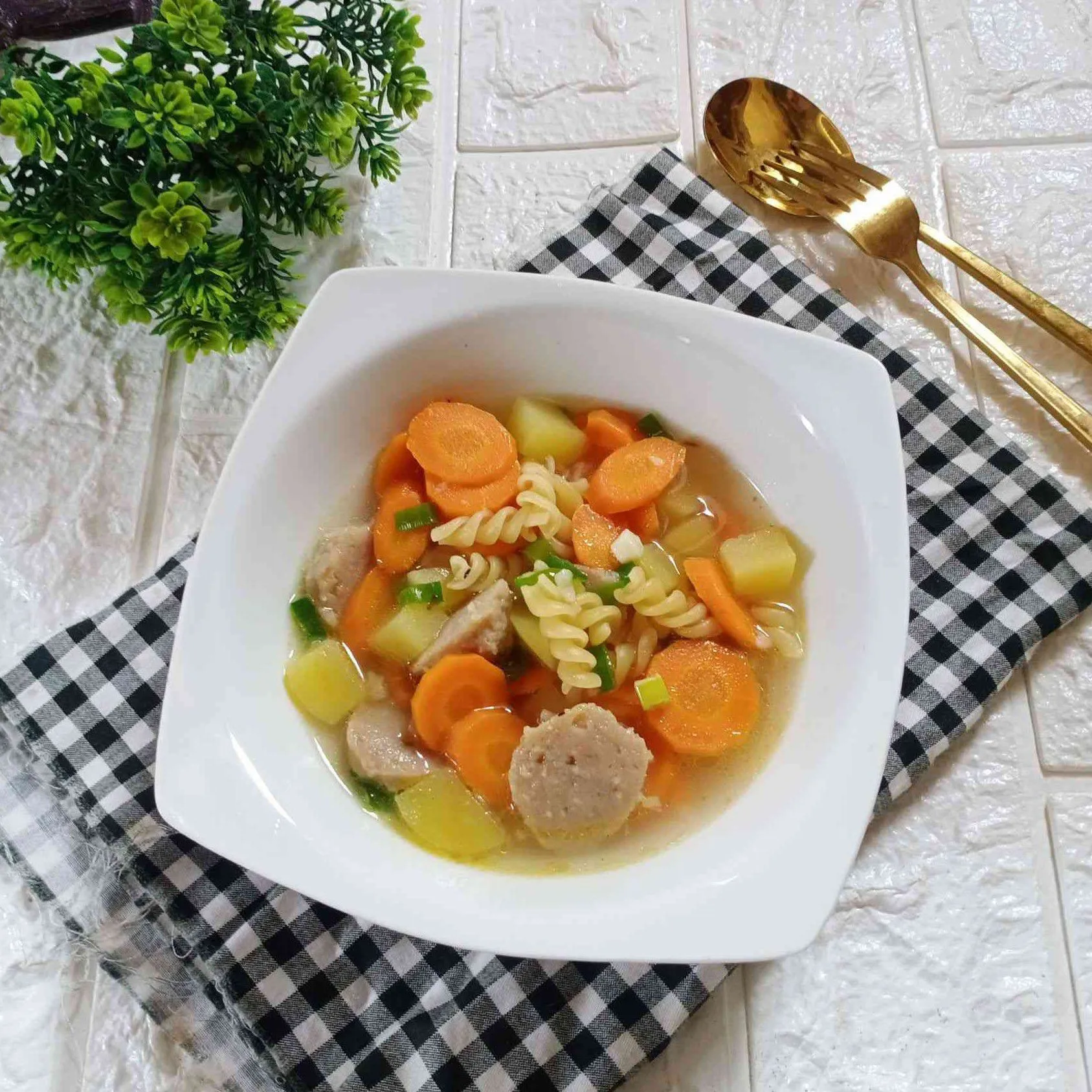 Proses memasak Sup Sayuran Makaroni Bakso di atas kompor
