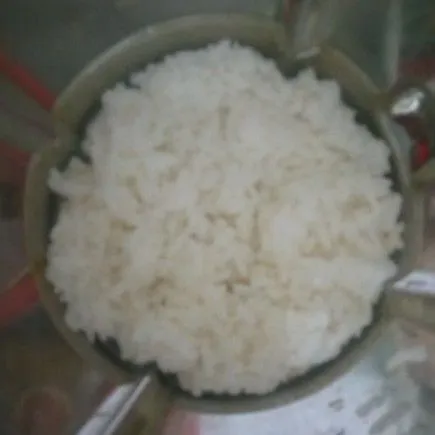 Blender nasi hingga setengah halus.