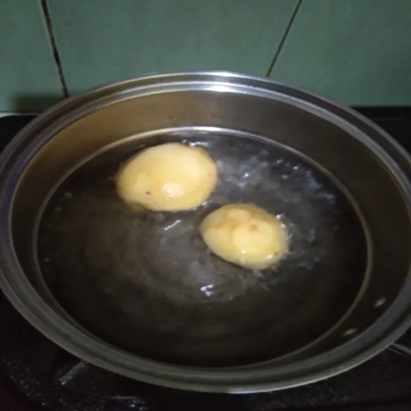 Rebus kentang sampai matang/lunak, kemudian potong-potong.