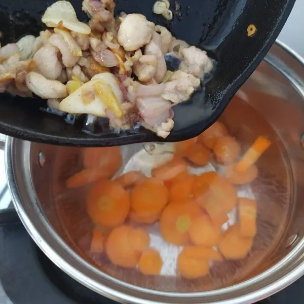 Rebus wortel hingga empuk, masukkan tumisan ayam.