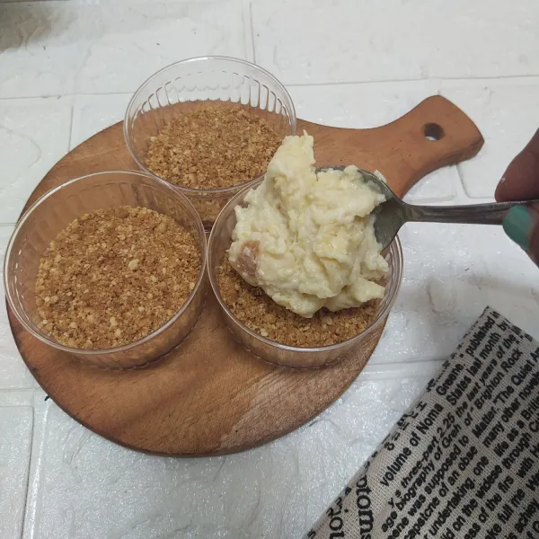 Setelah dilumatkan roti tawarnya, masukkan ke dalam wadah lalu ratakan.