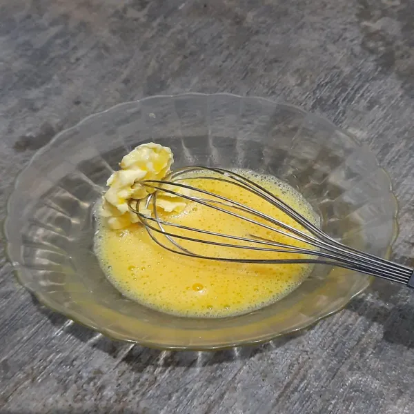 Siapkan wadah, lalu kocok telur bersama margarin, hingga margarin larut.