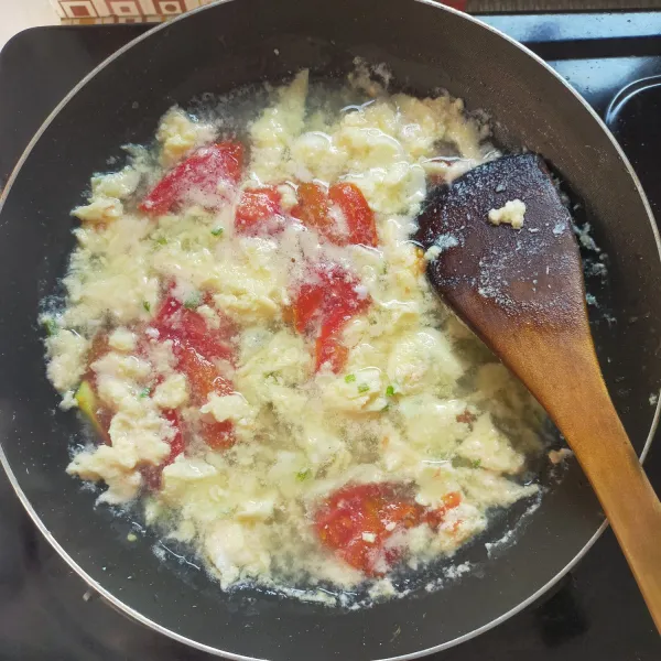 Beri garam dan kaldu jamur. Lalu masak hingga matang kemudian matikan api.