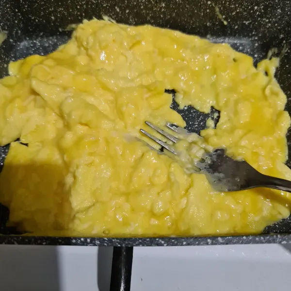 Kocok perlahan dengan garpu sampai telur matang.