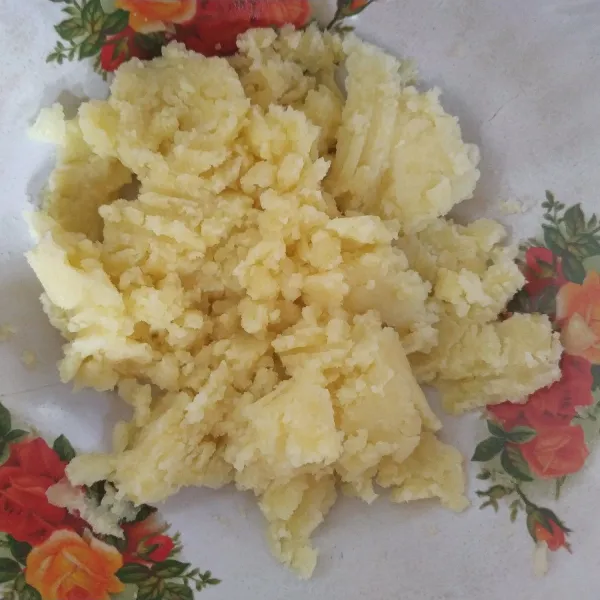 Haluskan kentang selagi masih panas.