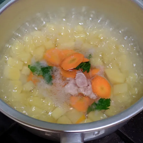 Masukan wortel, daging ayam dan daun seledri, aduk hingga tercampur rata.