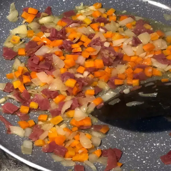 Masukkan potongan wortel, lanjut masukkan green peas dan smoke beef. Aduk rata.