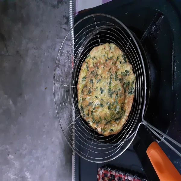 Balikkan ke satu sisi. Goreng sampai kecoklatan. Kemudian tiriskan.