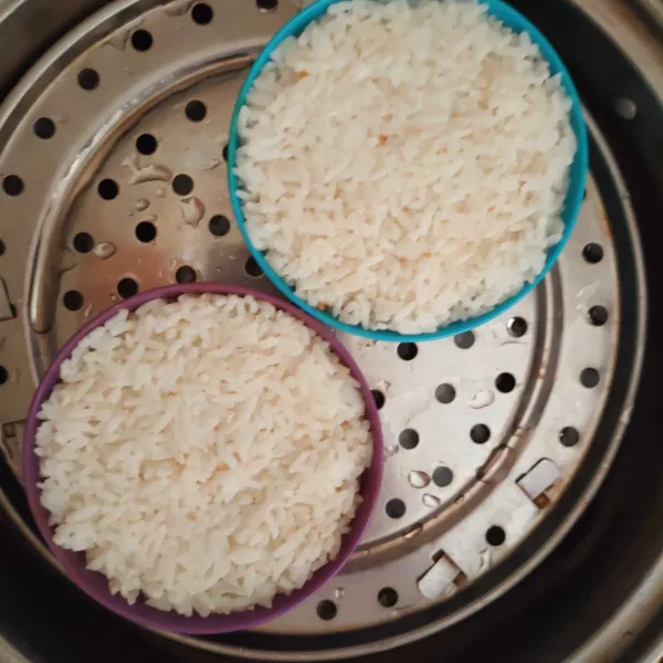 Beri nasi sedikit dipadatkan, beri 1/2 sendok sayur kaldu. Kukus selama 15 menit.