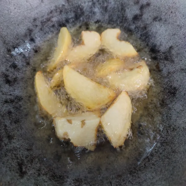 Goreng kentang dengan minyak panas hingga kuning kecoklatan, angkat. Tiriskan minyak.