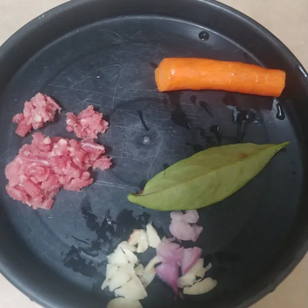 Siapkan bahan-bahannya terlebih dahulu, saya pakai bawang dan daun salam untuk aromatik nya dan tambahan hewaninya pakai daging sapi giling, untuk sayurannya saya pakai wortel.