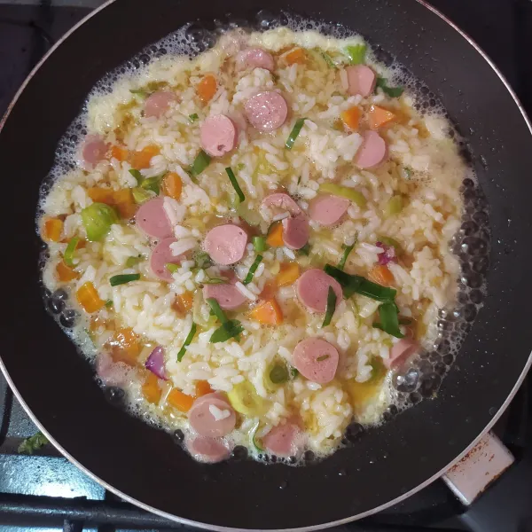 Panaskan pan anti lengket dan beri sedikit minyak. Saat akan menuang adonan, kecilkan api terlebih dahulu. Setelah dituang, tutup supaya matangnya merata.