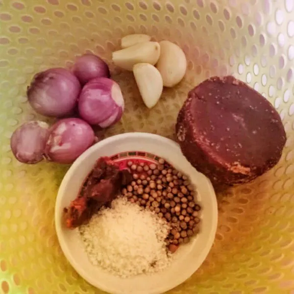 Siapkan bumbu bumbu lalu haluskan bawang dan ketumbar.