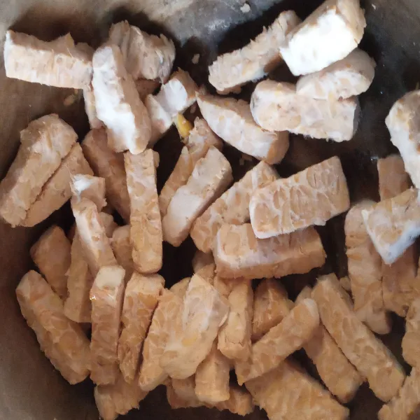 Potong tempe kecil-kecil memanjang seperti korek api.