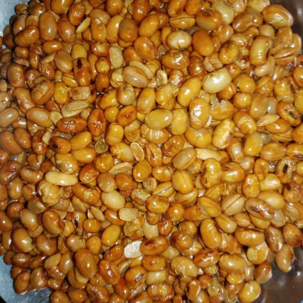 Goreng kacang kedelai yang sudah direndam sampai garing dan matang. Tiriskan