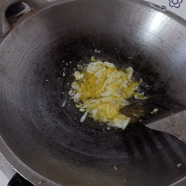 Goreng telur orak arik lalu sisihkan di pinggir.