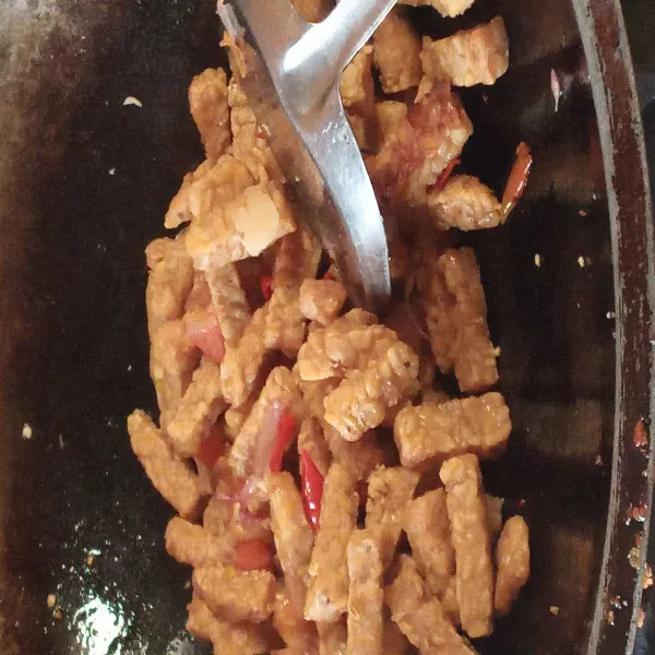 Lalu masukkan tempe yang sudah digoreng tambahkan sedikit air, garam, kecap manis, merica dan penyedap rasa. Terakhir koreksi rasa dan tumis tempe siap dihidangkan.