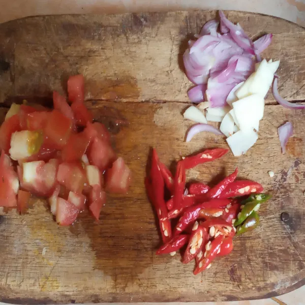 Siapkan bumbu-bumbu dan iris semua bumbu.
