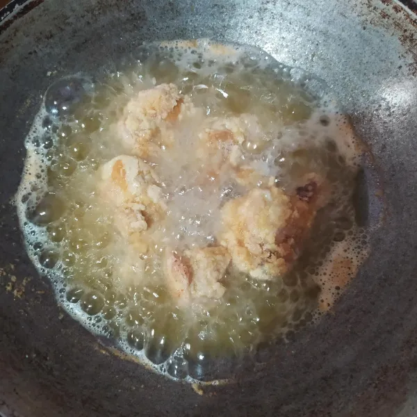 Panaskan minyak yang cukup banyak, lalu goreng ayam hingga matang. Angkat dan tiriskan.