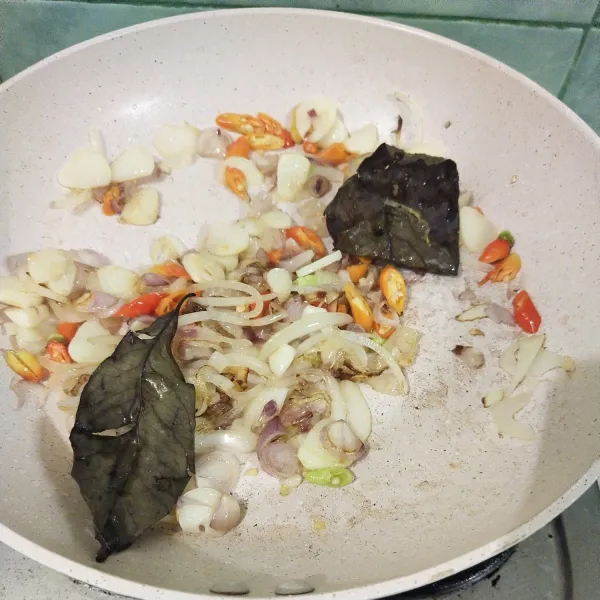 Setelah bumbu berbau harum, kemudian masukkan potongan cabai rawit, daun salam, dan lengkuas masak hingga bumbu berbau harum.