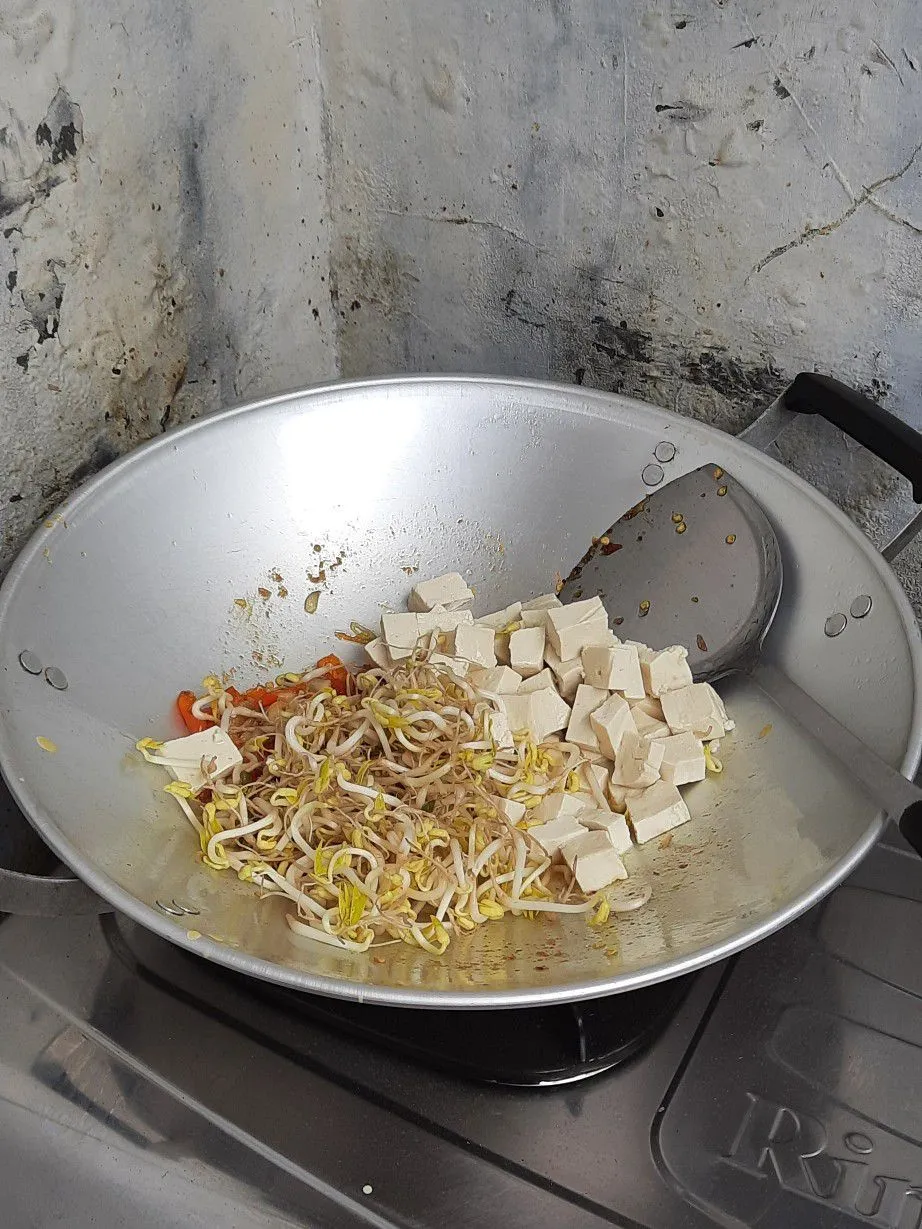 Step 2 Cah Tauge tahu pedas