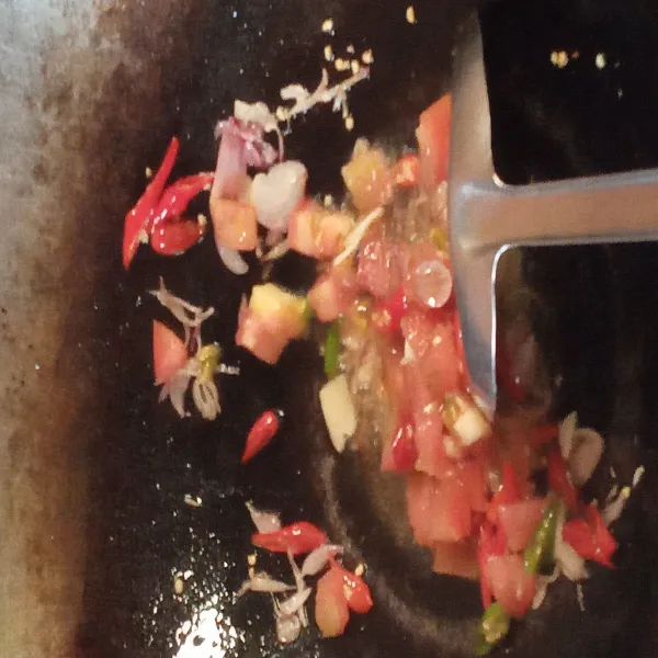 Tumis bumbu yang sudah diiris hingga harum dan kecoklatan.