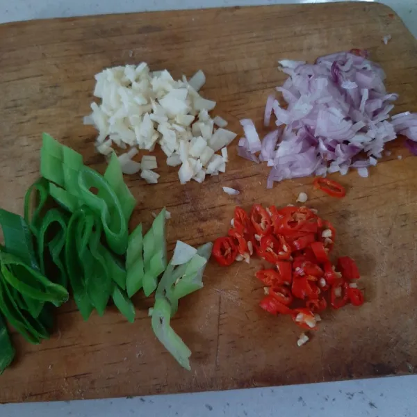Siapkan juga potongan bawang merah , bawang putih, daun bawang, dan cabai rawit.
