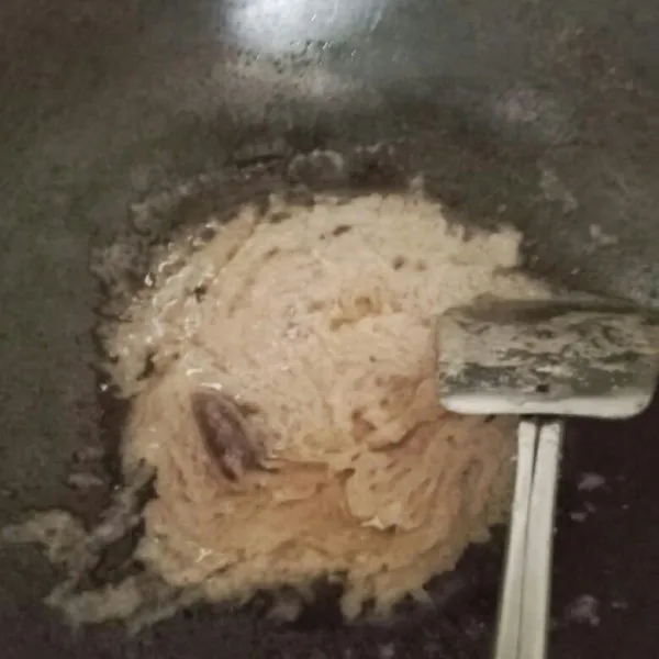 Tumis bumbu halus sampai wangi dan matang masukan air garam dan gula masak sampai menjadi karamel. Kemudian angkat.