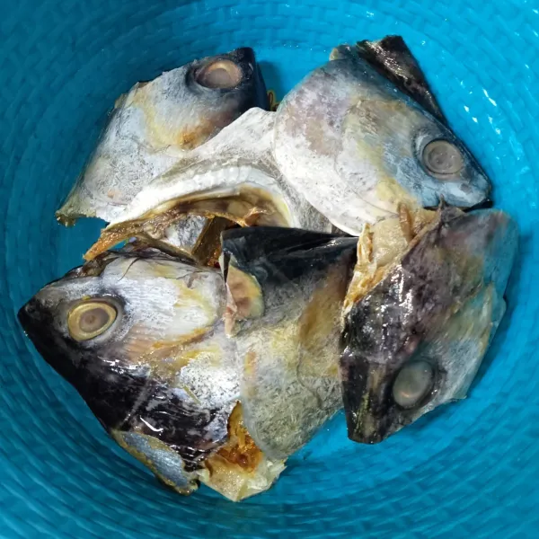 Potong-potong kepala ikan dan rendam dengan air minimal 30 menit agar mengurangi rasa asinnya, lalu cuci bersih.