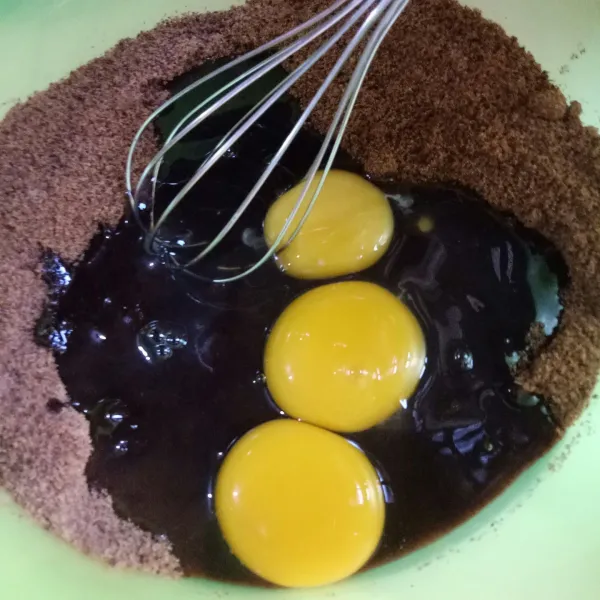 Campurkan gula dan telur, kemudian aduk hingga gula larut.