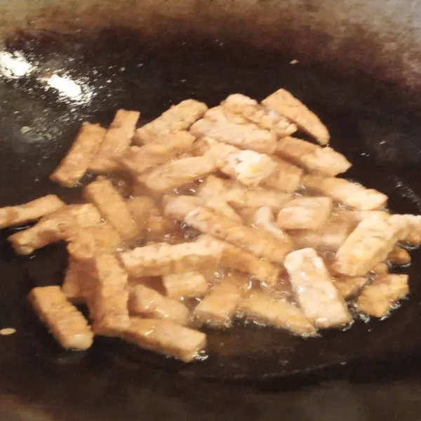 Goreng tempe yang sudah di potong hingga kering.