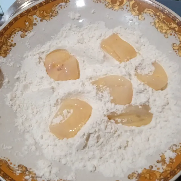 Balurkan cumi ke bahan pelapis kering.