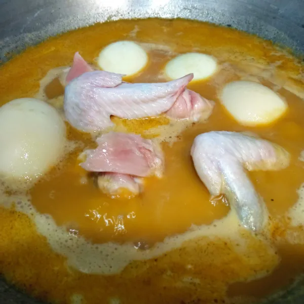 Tambahkan ayam dan telur kedalam kuah, masak hingga mendidih dan bumbu meresap.
