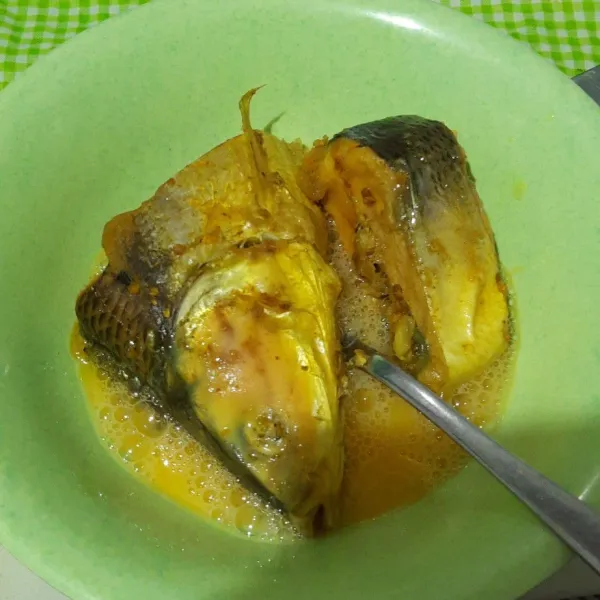 Ambil ikan yang sudah di presto lalu celupkan ke dalam telur kocok.