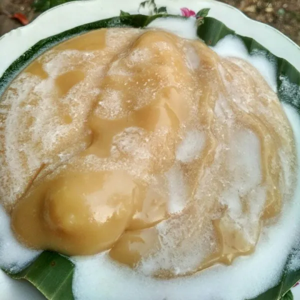 Tutup pisang dengan bubur dan siram dengan kuah areh, sajikan.