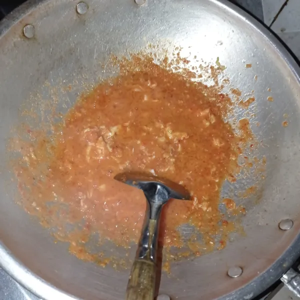 Buat orak-arik telur sampai matang, lalu masukan bumbu halus dan masak lagi sampai bumbu halus matang.