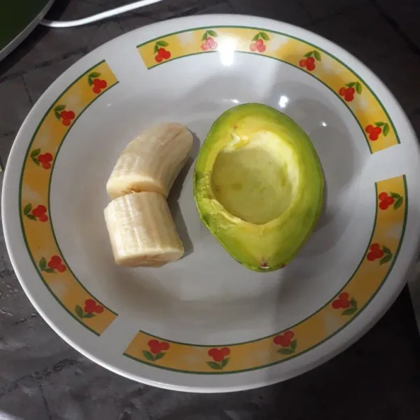 Siapkan buah pisang matang dan alpukat matang.