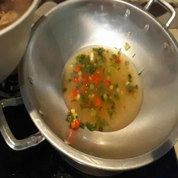 Tuang air kaldu sapi secukupnya.