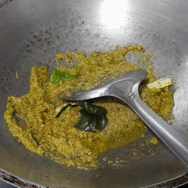 Tumis bumbu halus dan bumbu daun lainya hingga wangi dan matang.