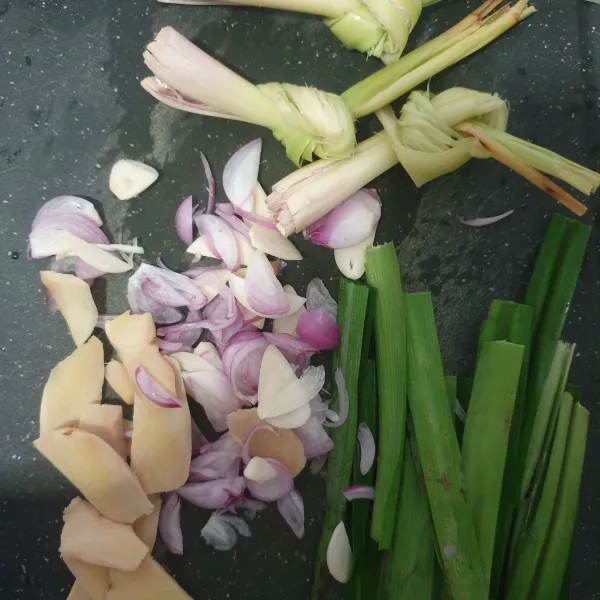 Iris bawang  merah,bawang putih, jahe,geprek serai, dan potong-potong  daun pandan/di simpul.