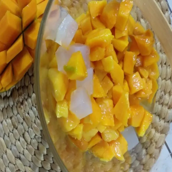 Masukkan mangga, nata de coco, air jeruk cui, sirup jeruk, simpel jeruk.