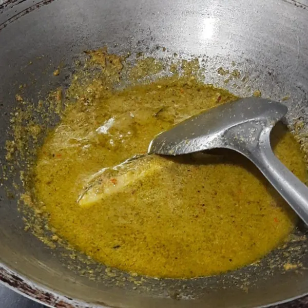 Tambahkan air, aduk rata.