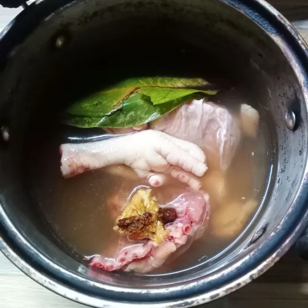 Masukkan ayam, bumbu halus, air kelapa, gula merah, asam Jawa, lengkuas, daun salam dan garam ke dalam panci.